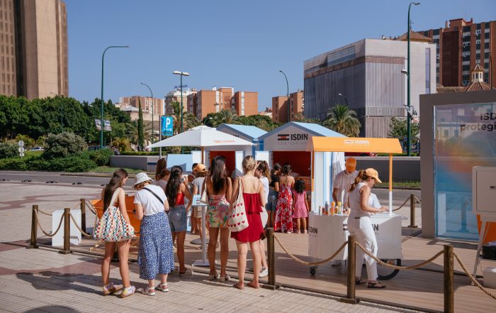 El público se acercó en masa a comprobar las cualidades del producto de ISDIN,