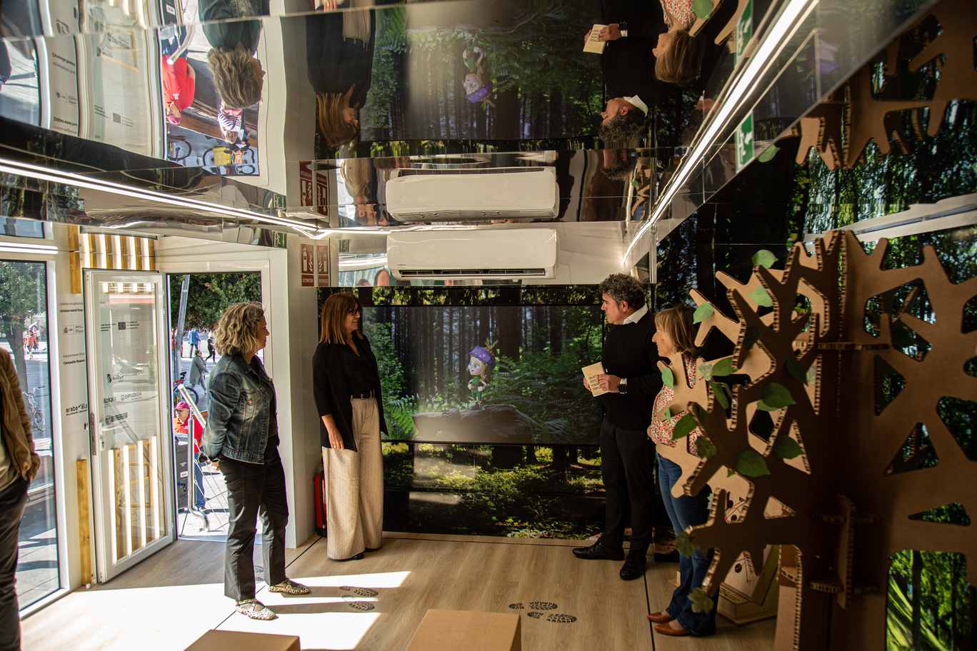 Cuando tocar es también comprender. Los contenidos didácticos de la campaña invitan a aprender desde la experiencia: madera que se siente, se explora y se explica.