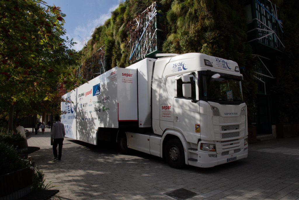 Ciudadanos participan en la experiencia interactiva del camión Sleep on the Road, donde se combina tecnología y salud para concienciar sobre el sueño.