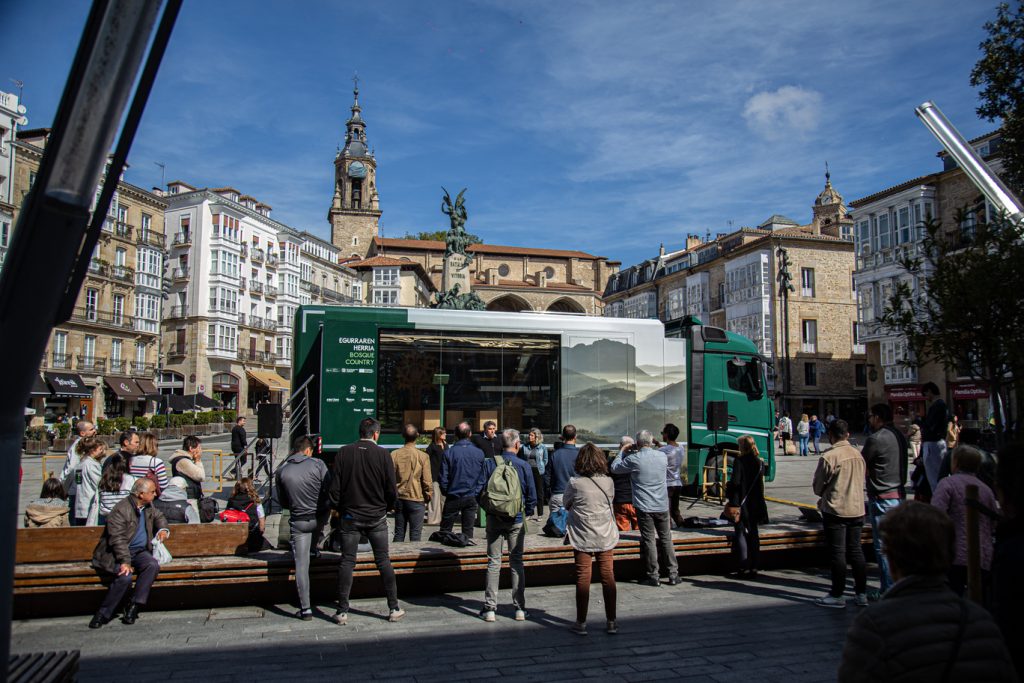 Un bosque en medio de la ciudad. La instalación itinerante de “Egurraren Herria” convierte cada parada en un lugar de encuentro para entender cómo la madera conecta sostenibilidad, territorio e industria.