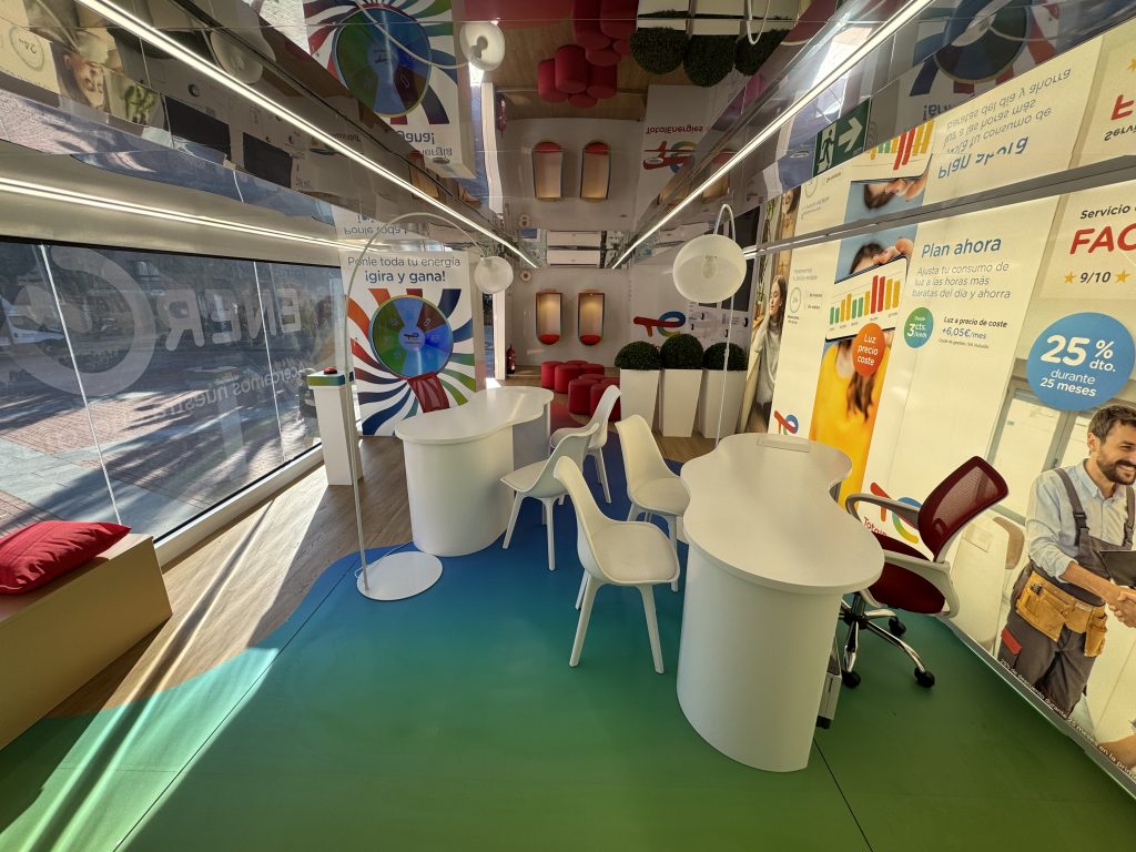 La exposición permite interactuar con los contenidos informativos de TotalEnergies, diseñados para explicar con claridad los servicios energéticos y sostenibles de la compañía.