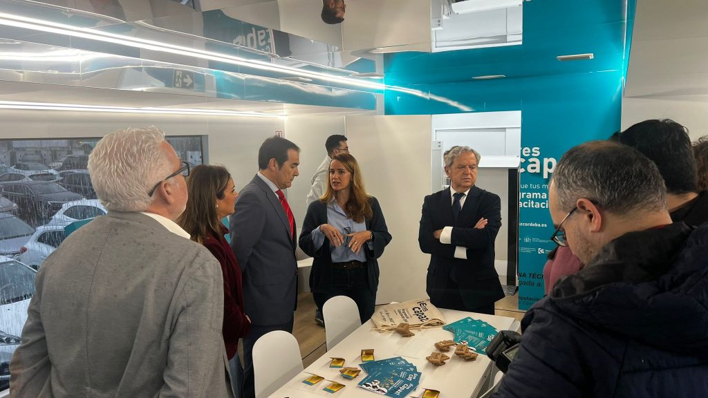 Interior de la unidad móvil diseñada por alegria-activity, que incorpora soluciones de comunicación presencial para públicos con bajo acceso digital.