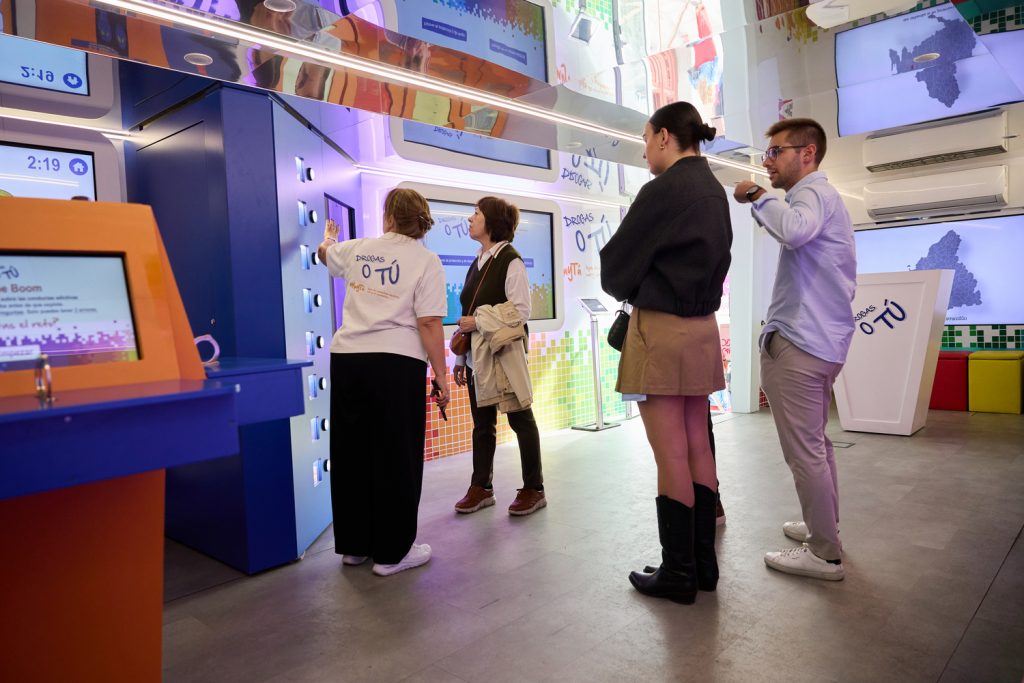 Donde hay jóvenes, hay conversación. La campaña ‘Drogas o tú’ convierte cada parada en un espacio de reflexión compartida, llevando la prevención al corazón de cada municipio.