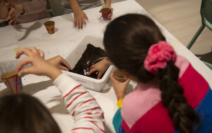 Un espacio no es solo un lugar: es una forma de cuidar. Diseñamos unidades móviles y espacios fijos para que el contenido se entienda, se disfrute y llegue a todos los públicos, especialmente a quienes más lo necesitan. Somos alegria-activity, la comunicación que toca.