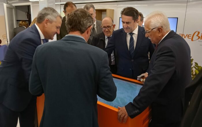 Participantes interactuando con la experiencia inmersiva diseñada por alegria-activity, demostrando cómo el mensaje correcto, bien ejecutado, genera eco mediático y multiplica su impacto más allá de su audiencia inicial.