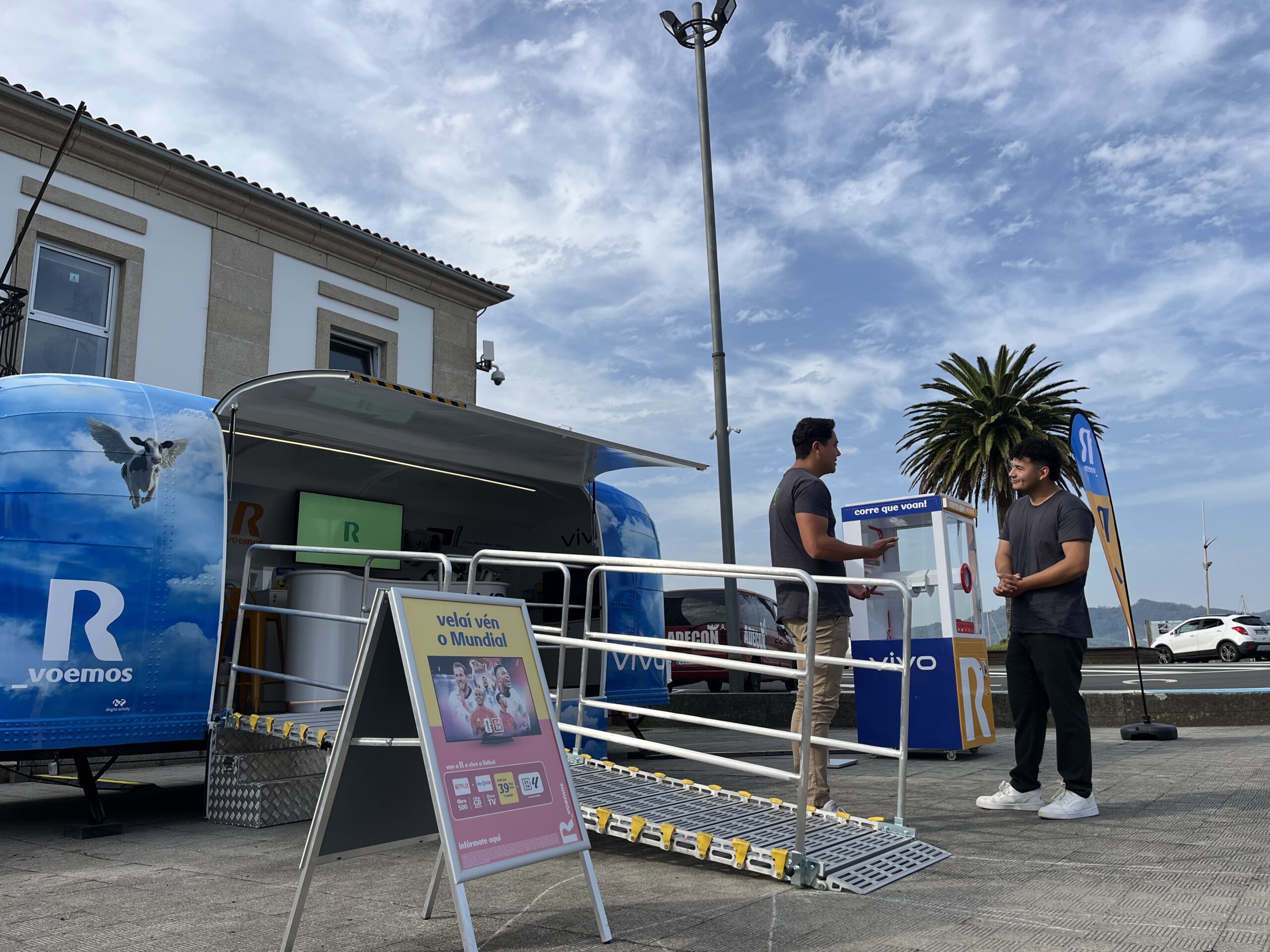 R se echa a la carretera en Galicia con una oficina móvil que no espera al cliente: sale a su encuentro.