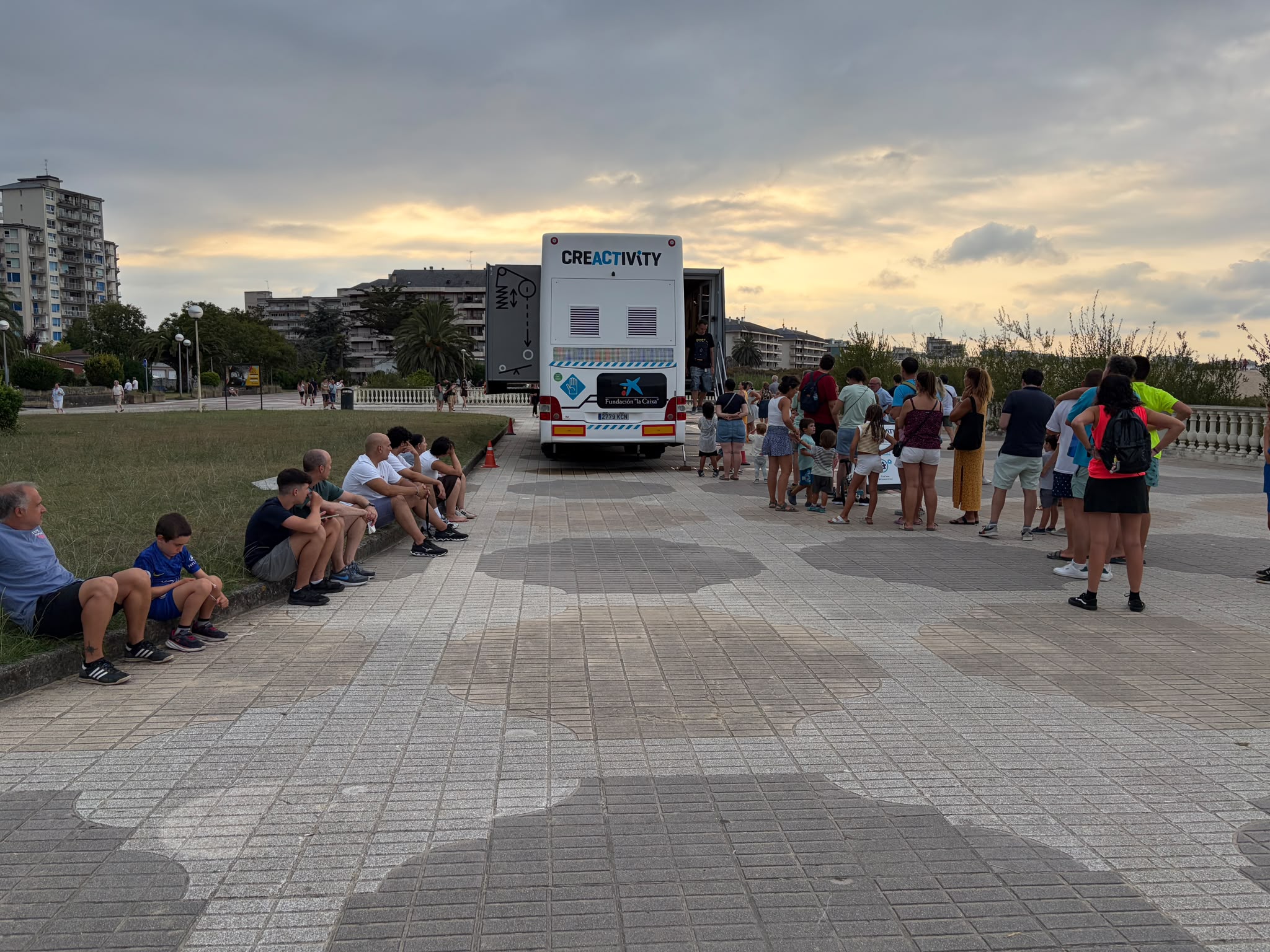 Unidad móvil de Creactivity instalada en Laredo, donde personas de diferentes edades participan en actividades creativas durante una jornada de verano.