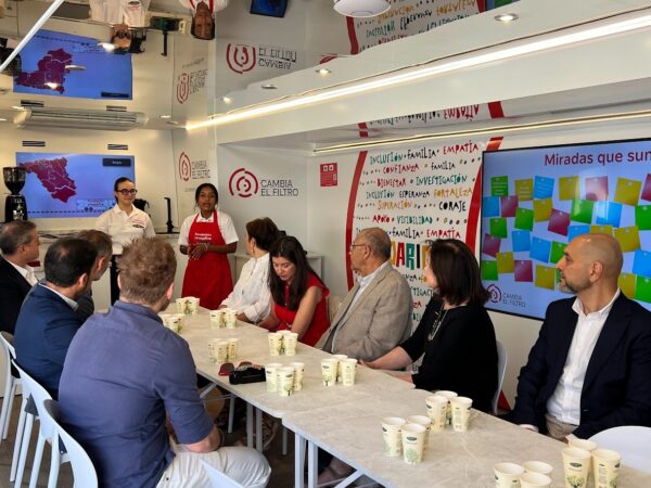 Los visitantes conocen el interior de la unidad móvil de 'Cambia el filtro', donde testimonios y experiencias interactivas invitan a cuestionar prejuicios y construir una mirada más inclusiva.