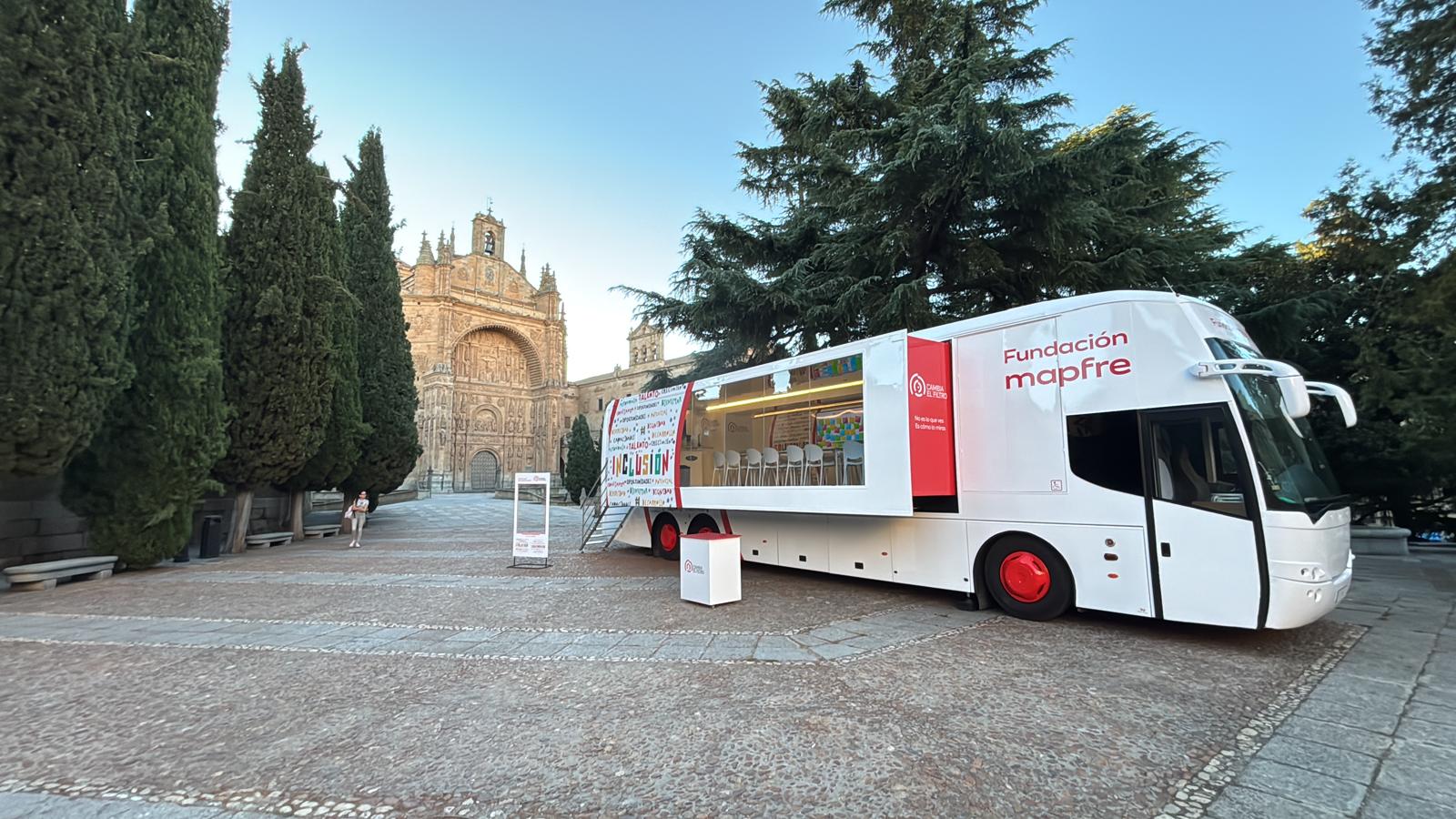 La unidad móvil de «Cambia el filtro», la campaña de Fundación MAPFRE, inicia en Salamanca su recorrido por 20 ciudades españolas para promover una mirada más inclusiva hacia las personas con discapacidad intelectual y enfermedades raras.