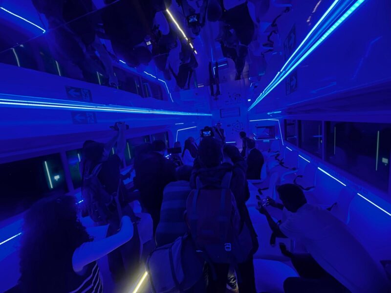 El interior de Kapsula Kuantikoa invita a descubrir los principios de la física cuántica a través de experiencias interactivas que convierten conceptos complejos en conocimiento accesible.